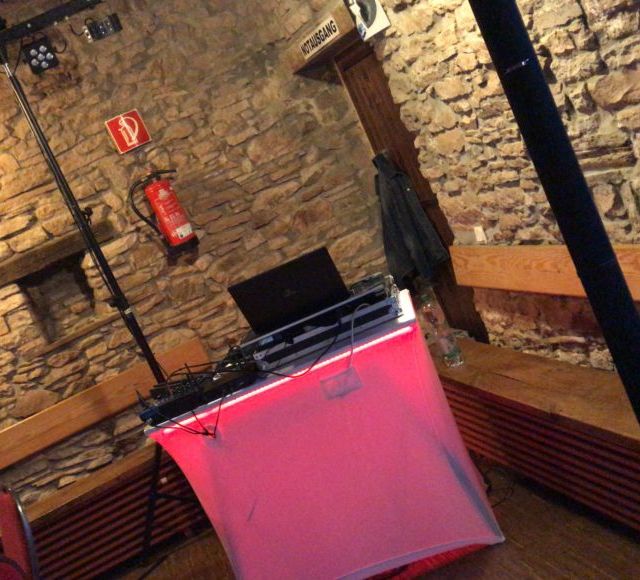 DJ-Pult in rustikalem Ambiente